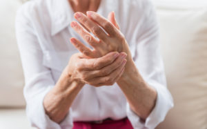 Leia mais sobre o artigo A importância do tratamento fisioterapêutico para idosos com osteoartrite