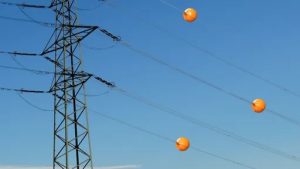 Leia mais sobre o artigo Para que servem as bolas nos fios de alta tensão? Quem regulamenta a presença das bolas laranjas? Como essas bolas são instaladas? Essa sinalização é presente em outros países?