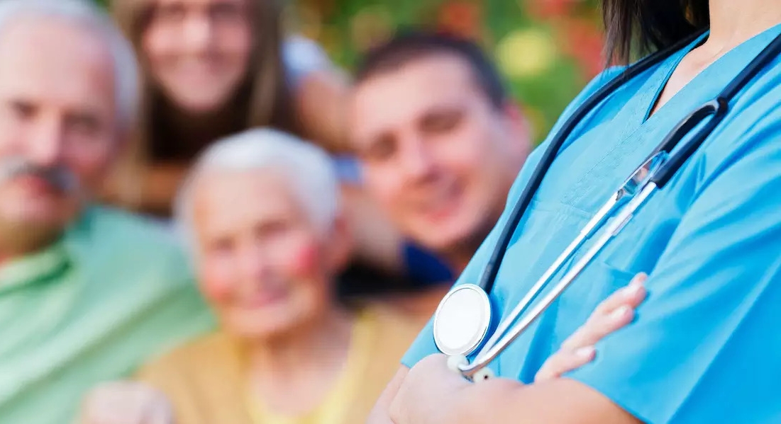 Leia mais sobre o artigo Desafios da mobilidade no idoso: estratégias de cuidado e empatia na prática de Enfermagem