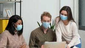 Leia mais sobre o artigo Atuação multiprofissional na prevenção de infecções respiratórias transmissíveis