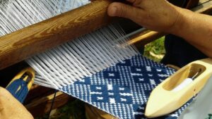 Leia mais sobre o artigo Tecelagem artesanal e moda: saberes tradicionais na criação do vestuário