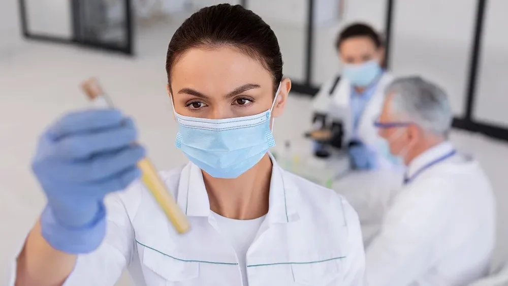 No momento, você está visualizando Gestão integrada da qualidade e biossegurança: uma visão crítica do biomédico no cotidiano laboratorial