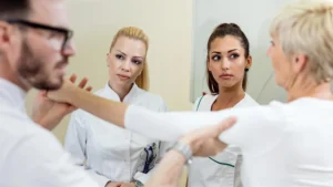 Leia mais sobre o artigo Diretrizes clínicas e a formação do fisioterapeuta: entre evidência e decisão