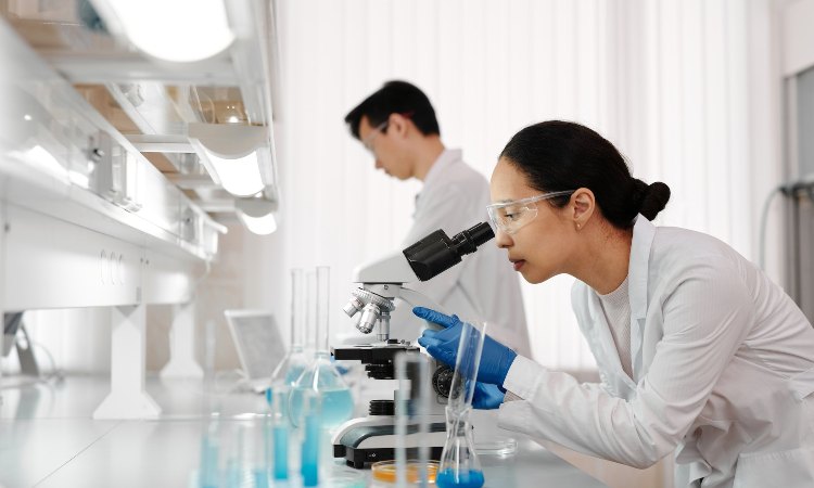 No momento, você está visualizando A Química Analítica como pilar da formação farmacêutica