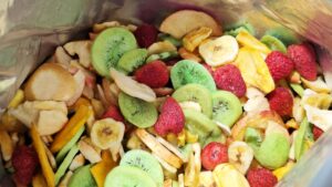 Leia mais sobre o artigo Frutas liofilizadas na dieta contemporânea: implicações nutricionais, limites tecnológicos e perspectivas de uso