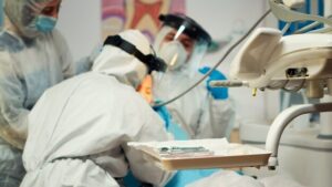 Leia mais sobre o artigo Além do olhar clínico: a importância da TCFC e da microscopia na prevenção de perfurações
