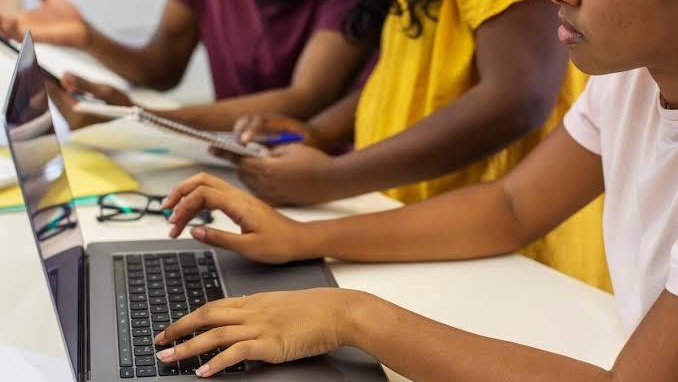 No momento, você está visualizando Celulares proibidos e BNCC Computação em implementação: que Educação Digital queremos construir?